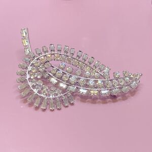 💛 Vintage Rhodium Plated Art Deco Crystal Leaf Brooch